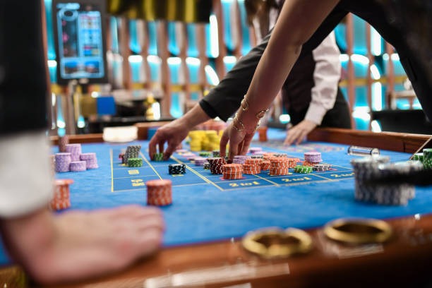 Live blackjack on phone: video + betting controls Live dealer blackjack table on mobile showing video stream and betting interface